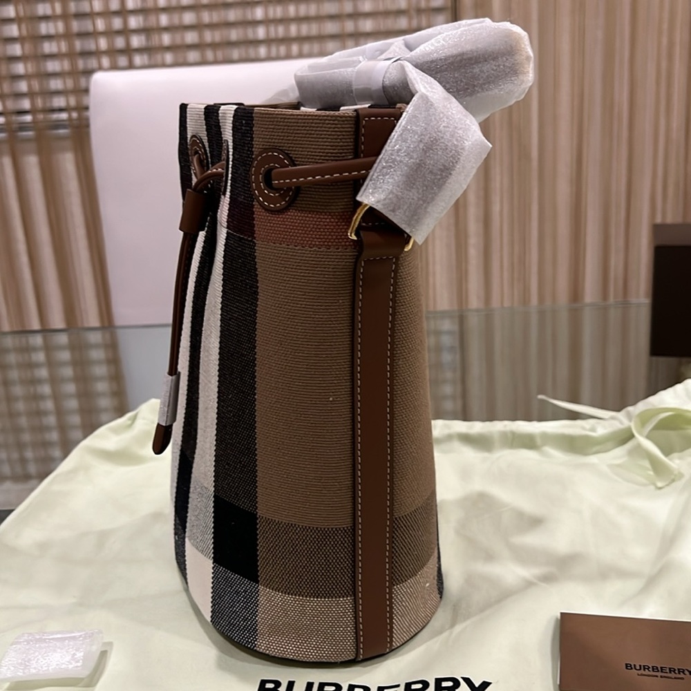 🔥🔥🔥Authentic Burberry Check Bucket - Picture 4 of 12